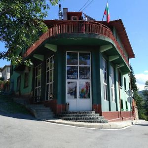 Hotel Семеен Хотел "Невен" Momin Prohod Exterior photo