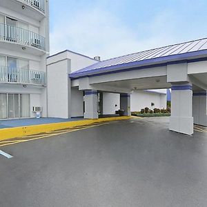 Hotel Howard Johnson By Wyndham Saint Joseph Benton Harbor Exterior photo