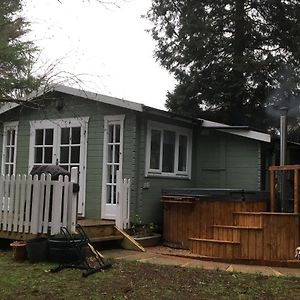 Villa Woodland Cabin With Private Wood-Fired Hot-Tub Farnham  Exterior photo