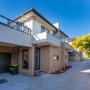 Hotel Melbourne Ringwood Lake Exterior photo