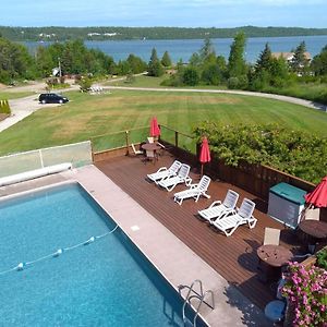 Hotel Waterview On The Bay Wiarton Exterior photo