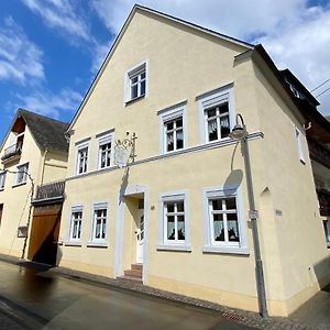 Winzerhaus im Oberdorf - Ferienwohnung oder Gästezimmer oder alles zusammen Erden Exterior photo