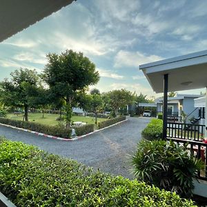 Baan Ruay Suk Resort, Lop Buri Exterior photo