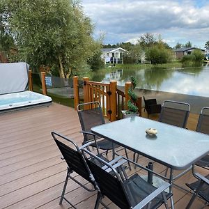 Indulgence Lakeside Lodge I2 With Hot Tub, Private Fishing Peg Situated At Tattershall Lakes Country Park Exterior photo