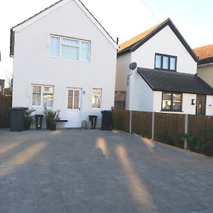 Ferienwohnung Newly Renovated Detached House Weybridge Garden Free Parking Wifi Netflix Train Station London Amenities Nature Work Contractors Family Holiday Addlestone Exterior photo