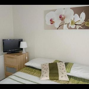 Room In Guest Room - Family Room Sleeps 3 With 1 Double And 1 Single Bed Ground Floor Private Shower Hayes  Exterior photo