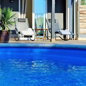 Holiday House Boost With Heated Pool Klis Exterior photo