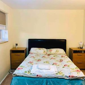 Private Room 4-5 Minutes Drive To Luton Airport Exterior photo