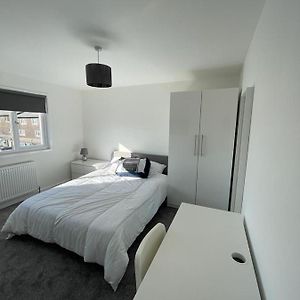 Double Room With Private Bathroom In Basingstoke Exterior photo