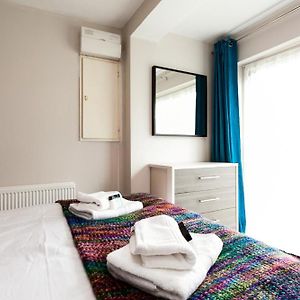 Ferienwohnung Comfortable Contractor House Gatwick: Sleeps 6+ Ifield Exterior photo