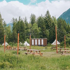 Hotel Wander Camp Glacier Coram Exterior photo