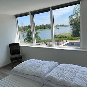 Comfortabele Woning Met Omheinde Tuin Aan Water Voor 12 P Oostburg Exterior photo