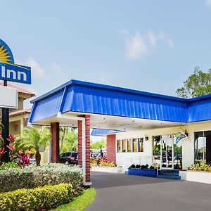 Days Inn By Wyndham Fort Myers Springs Resort Estero Exterior photo