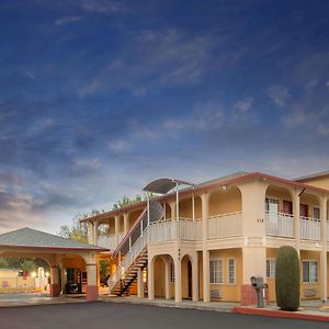 Upper Lake Inn & Suites Exterior photo