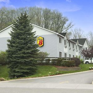 Hotel Super 8 By Wyndham Manistee Exterior photo