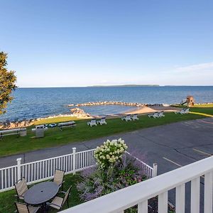 Hotel Baymont By Wyndham St. Ignace Lakefront Exterior photo