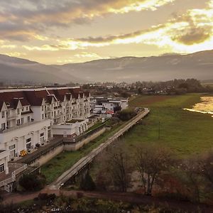 Prestige Harbourfront Resort; BW Premier Collection Salmon Arm Exterior photo