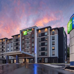 Holiday Inn Express&Suites Moncton Exterior photo