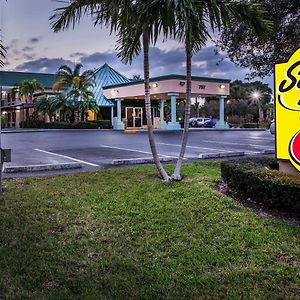 Motel Super 8 By Wyndham North Palm Beach Exterior photo