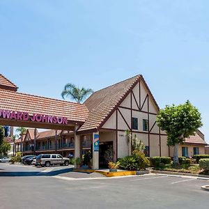 Hotel Howard Johnson By Wyndham Norco Exterior photo