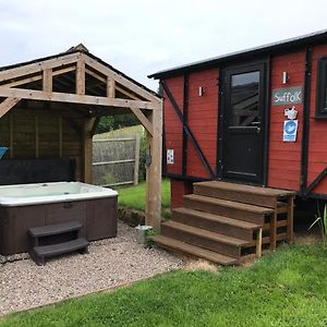 Ferienwohnung Stunning Railway Carriage With Private Hot Tub Hereford Exterior photo