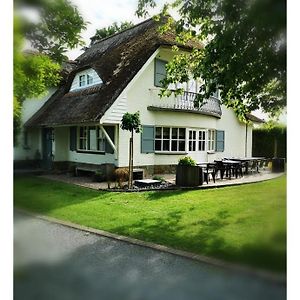 Bed and Breakfast Bed & Bokes Aan De Maaskant Lanaken Exterior photo