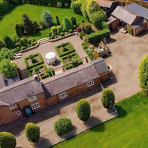 Villa Luxury Barn With Hot Tub, Spa Treatments, Private Dining Little Budworth Exterior photo