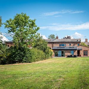 Villa No1 Little Barrow Barns - Sleeps 10 Chester Exterior photo