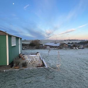 Villa Toms Hut And Robins Rest Shepherd Huts Near Wadebridge Exterior photo