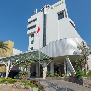 Lux Tychi Hotel Malang Exterior photo