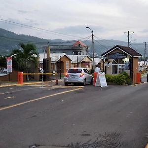 Villa The Rest Stop- Gated Community-24 Hrs Security Montego Bay Exterior photo