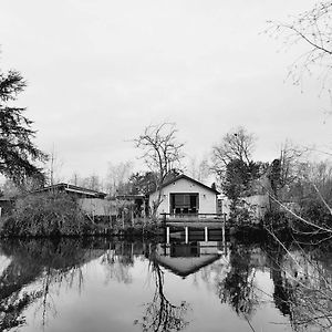 Villa Rustig Gelegen Chalet Kapeki Met Tuin Aan Het Water Geel Exterior photo