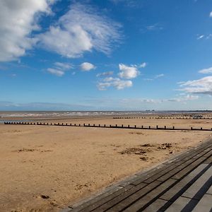 Spacious Beach Home With Hot Tub, Bbq And Garden Dymchurch Exterior photo