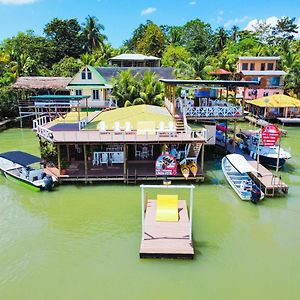 Hotel Linda Vista Rio Dulce Town Exterior photo