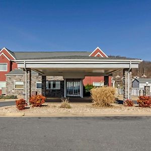 Hotel Clarion Pointe Staunton East Exterior photo