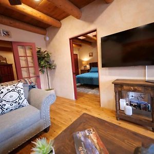 Magical Santa Fe Stay, Minutes From Town Square, Sleeps 4, Includes Free Parking And Outdoor Hot Tub! Exterior photo