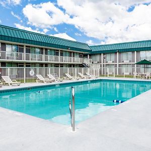 Red Roof Inn & Suites - Dekalb Exterior photo