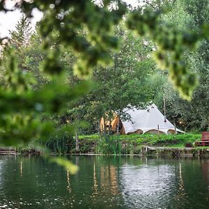 Hotel Marston Park - Luxury Lakeside Bell Tents Frome Exterior photo