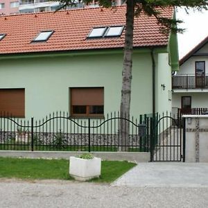 Bed and Breakfast Vila Ria Pressburg Exterior photo