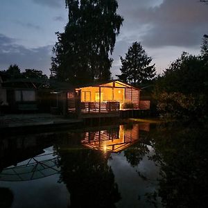 Villa Rustig Gelegen Chalet Solvo Met Terras Aan Het Water Geel Exterior photo