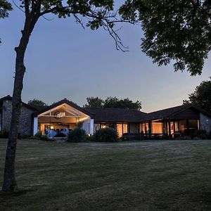 Villa Kingsley Lake View & Paddocks - A Group Retreat With Hot Tub, Sports Bars & Spectacular Lake Views In The Mendip Hills Aonb Chew Stoke Exterior photo