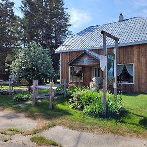 Le Gîte Du Gardien Blanc Saint-David-de-Falardeau Exterior photo