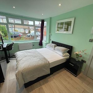 Letzi Private En-Suite, Near Heathrow Airport T3 Hayes  Exterior photo