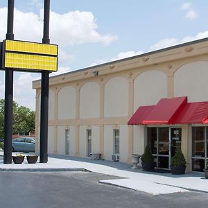 Hotel Super 8 By Wyndham Greensboro Exterior photo