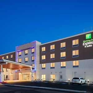 Holiday Inn Express & Suites - Medford, An Ihg Hotel Exterior photo