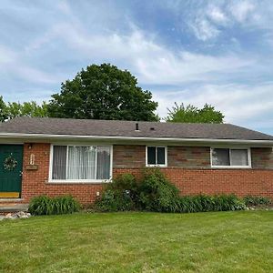 Villa Cozy Bungalow In Madison Heights Exterior photo