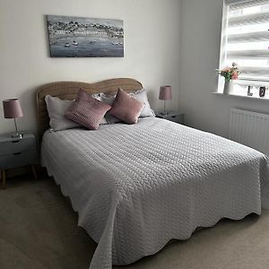 Double Room In A Family Home - 15 Minutes Walk To Famous Bicester Village Chesterton  Exterior photo