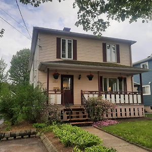 Bed and Breakfast La Maison Aux Camelias Coaticook Exterior photo