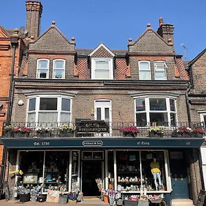 Large North Facing Room Above G Grace & Son Tring Exterior photo