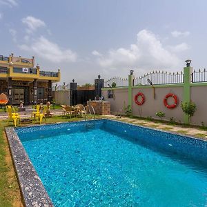 Stayvista'S Badshah Farmstay - Mountain-View Villa With Private Pool, Terrace & Gym Shāhpura Exterior photo